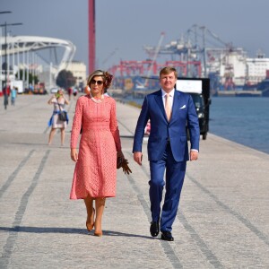 Le roi Willem-Alexander et la reine Maxima des Pays-Bas posent devant le Tage à Lisbonne au Portugal le 11 octobre 2017. 11/10/2017 - Lisbonne