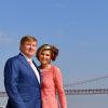 Le roi Willem-Alexander et la reine Maxima des Pays-Bas posent devant le Tage à Lisbonne au Portugal le 11 octobre 2017. 11/10/2017 - Lisbonne