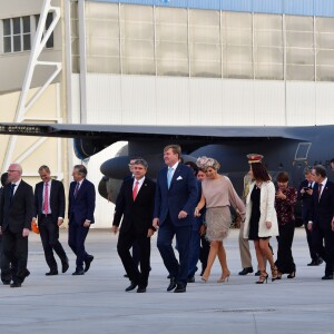 Le roi Willem-Alexander et la reine Maxima des Pays-Bas visitent le centre aéronautique OGMA à Alverca, Portugal, le 12 octobre 2017.  Dutch royals visit OGMA Industria Aeronautica de Portugal, in Alverca, Portugal on October 2017.12/10/2017 - Alverca