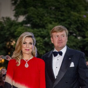 Le roi Willem-Alexander et la reine Maxima des Pays-Bas arrivent à un concert au théâtre national Dona Maria II à Lisbonne, Portugal, le 11 octobre 2017.  Dutch royals visit a concert at Teatro Nacional de Dona Maria II, in Lisbon, Portugal on October 11, 2017.11/10/2017 - Lisbonne