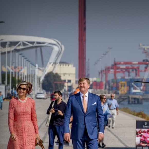 Le roi Willem-Alexander et la reine Maxima des Pays-Bas se baladent et posent au bord du fleuve Tage à Lisbonne, Portugal, le 11 octobre 2017.  King Willem-Alexander and Queen Máxima of The Netherlands in Lissabon, on October 11, 2017, pose for the media at the river Taag at the 2nd of a 3 days State-visit to Portugal11/10/2017 - Lisbonne