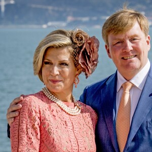 Le roi Willem-Alexander et la reine Maxima des Pays-Bas se baladent et posent au bord du fleuve Tage à Lisbonne, Portugal, le 11 octobre 2017.  King Willem-Alexander and Queen Máxima of The Netherlands in Lissabon, on October 11, 2017, pose for the media at the river Taag at the 2nd of a 3 days State-visit to Portugal11/10/2017 - Lisbonne