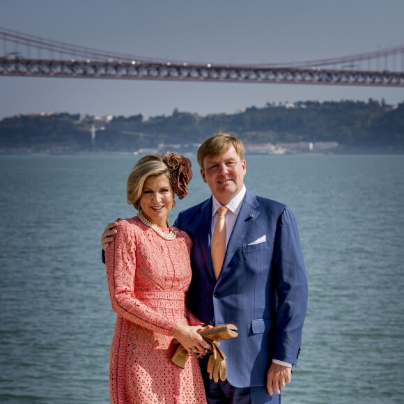 Le roi Willem-Alexander et la reine Maxima des Pays-Bas se baladent et posent au bord du fleuve Tage à Lisbonne, Portugal, le 11 octobre 2017.  King Willem-Alexander and Queen Máxima of The Netherlands in Lissabon, on October 11, 2017, pose for the media at the river Taag at the 2nd of a 3 days State-visit to Portugal11/10/2017 - Lisbonne