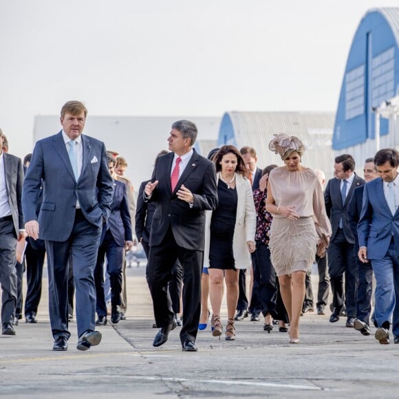 Le roi Willem Alexander et la reine Maxima des Pays-Bas visitent le site aéronautique OGMA à Sintra, Portugal le 12 octobre 2017. 12/10/2017 - Sintra