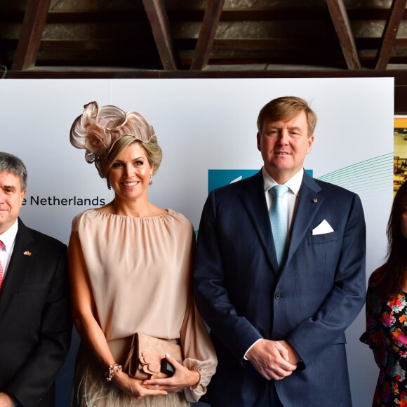 Le roi Willem-Alexander et la reine Maxima des Pays-Bas visitent le centre aéronautique OGMA à Alverca, Portugal, le 12 octobre 2017.  Dutch royals visit OGMA Industria Aeronautica de Portugal, in Alverca, Portugal on October 2017.12/10/2017 - Alverca