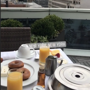 Iris Mittenaere prend un petit-déjeuner avec Kev Adams à New York. Octobre 2017.