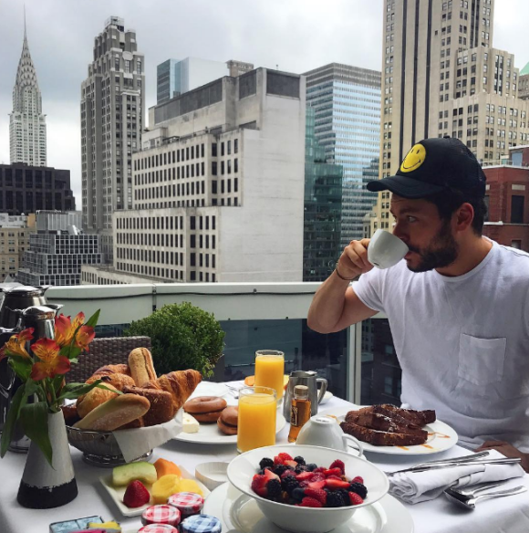 Iris Mittenaere prend un petit-déjeuner avec Kev Adams à New York. Octobre 2017.