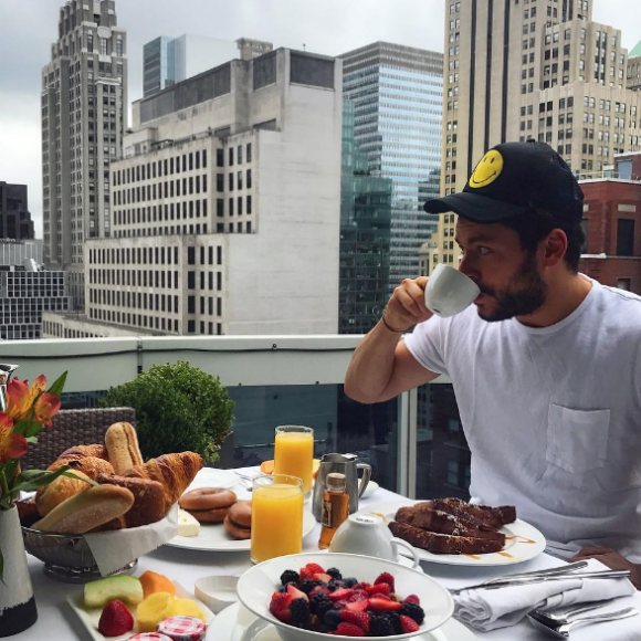 Iris Mittenaere prend un petit-déjeuner avec Kev Adams à New York. Octobre 2017.