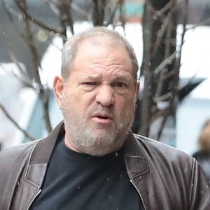 Harvey Weinstein se promène dans les rues de New York, le 7 mars 2017