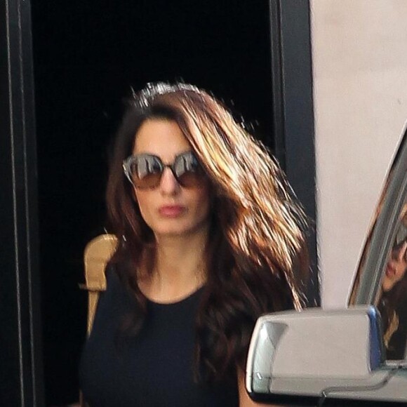 Exclusif - Amal Clooney quitte un salon de beauté à Beverly Hills. Los Angeles, le 6 octobre 2017. © CPA/Bestimage