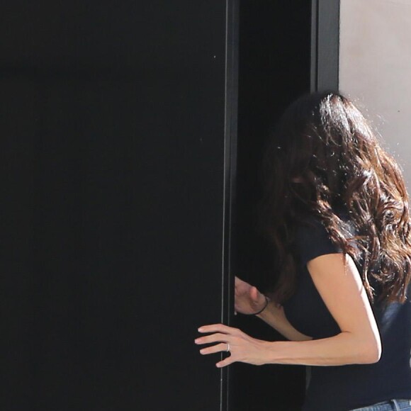 Exclusif - Amal Clooney quitte un salon de beauté à Beverly Hills. Los Angeles, le 6 octobre 2017. © CPA/Bestimage