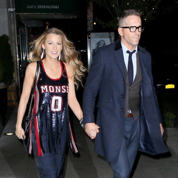 Blake lively et son mari Ryan Reynolds sortent main dans la main de la projection du film 'All I See is You' à New York, le 16 octobre 2017.