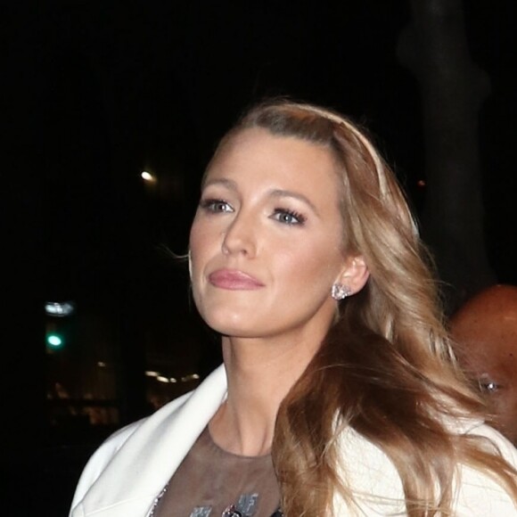 Blake Lively quitte son hôtel dans une robe métallique sublime pour se rendre à la projection du film 'All I See Is You' à New York. Le 16 octobre 2017.