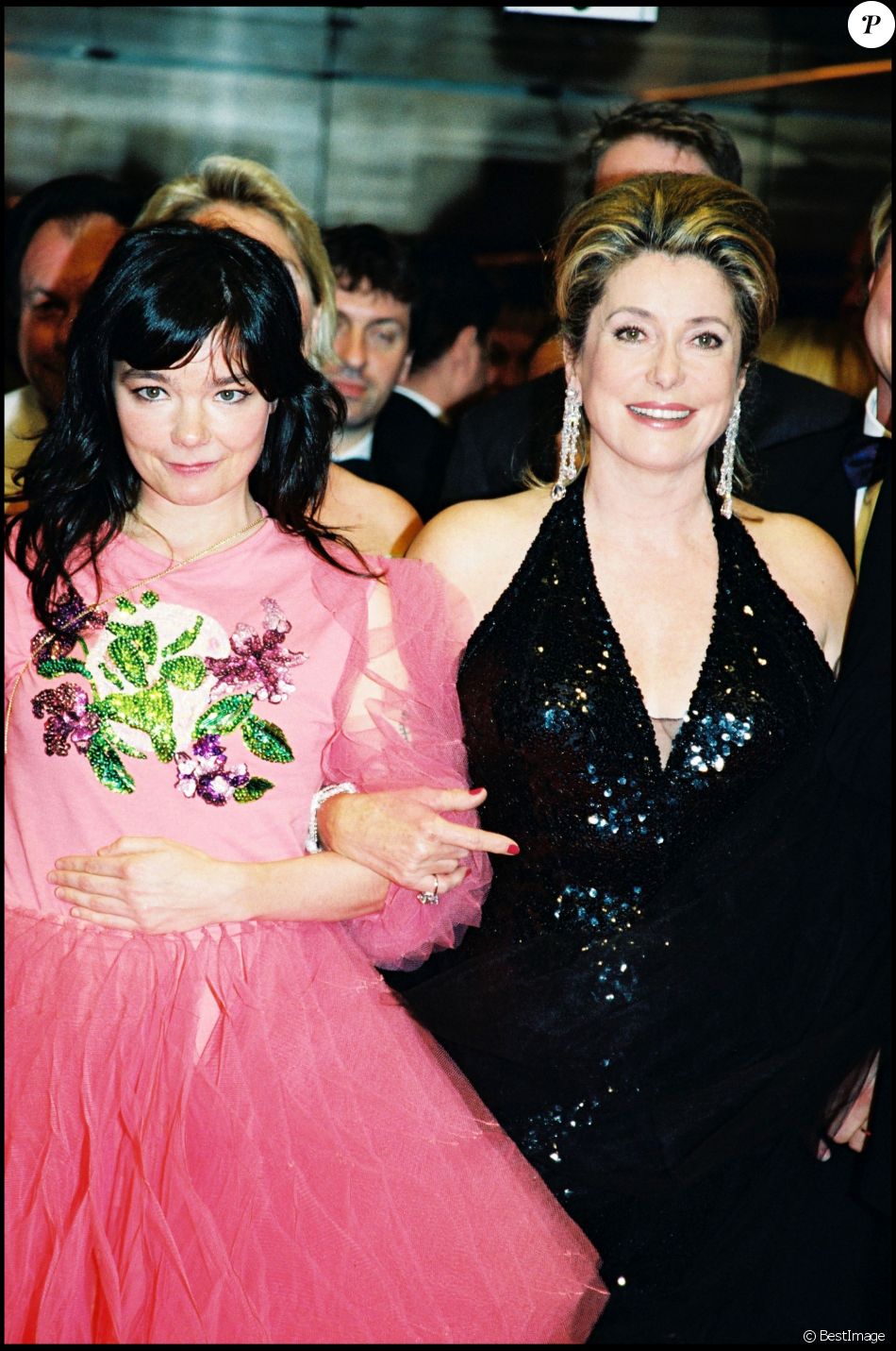  Björk et Catherine Deneuve montent les marches du Festival de Cannes pour &quot;Dancer ine the Dark&quot;, en mai 2000. 