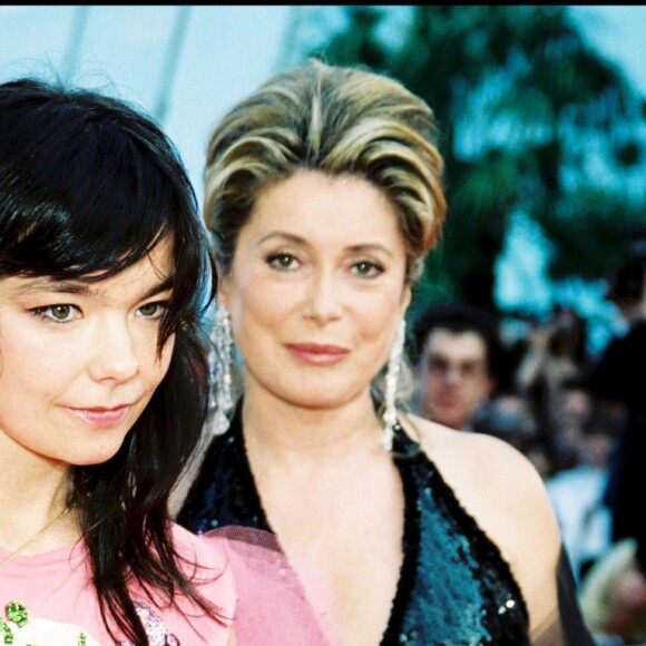 Björk et Catherine Deneuve montent les marches du Festival de Cannes pour "Dancer ine the Dark", en mai 2000.