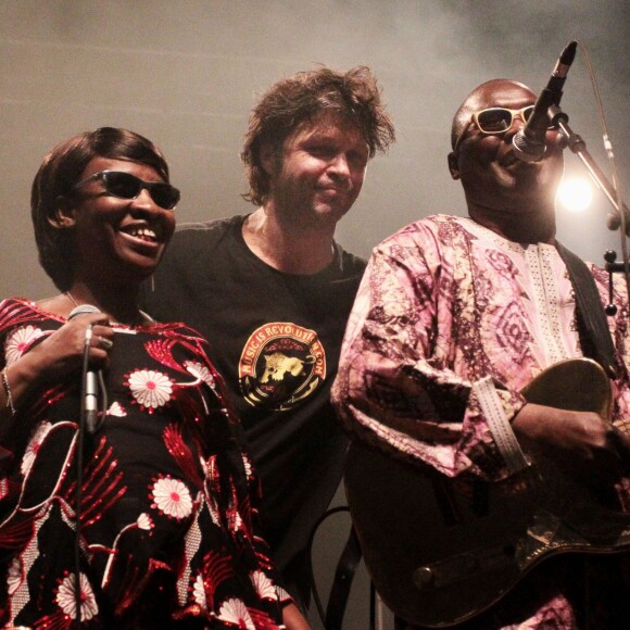Bertrant Cantat sur scène avec Amadou et Mariam à Langon, le 29 juillet 2012.