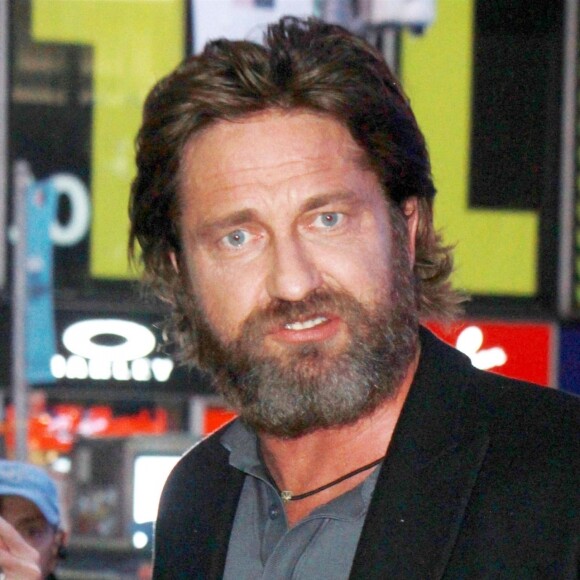 Gerard Butler s'arrête prendre des photos avec ses fans, alors qu'il arrive dans les studios de l'émission 'Good Morning America' à New York, le 12 octobre 2017.