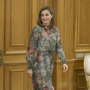 La reine Letizia d'Espagne, vêtue d'une toute nouvelle robe Zara, lors d'audiences au palais de la Zarzuela le 17 octobre 2017 à Madrid.