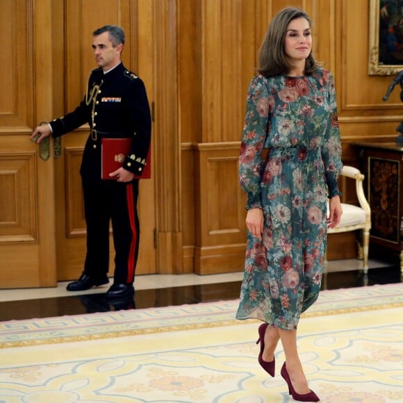 La reine Letizia d'Espagne, vêtue d'une toute nouvelle robe Zara, lors d'audiences au palais de la Zarzuela le 17 octobre 2017 à Madrid. L'épouse du roi Felipe VI a reçu successivement la Confédération des fédérations et associations de familles et femmes du monde rural et l'Alliance ibéro-américaine des maladies rares.