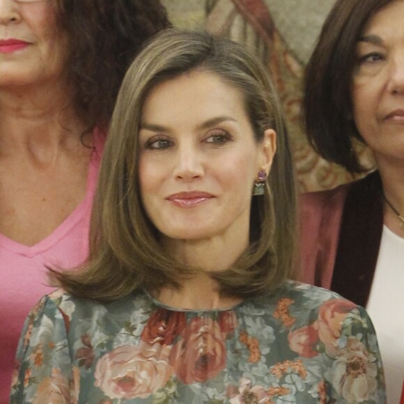 La reine Letizia d'Espagne, vêtue d'une toute nouvelle robe Zara, lors d'audiences au palais de la Zarzuela le 17 octobre 2017 à Madrid. L'épouse du roi Felipe VI a reçu successivement la Confédération des fédérations et associations de familles et femmes du monde rural et l'Alliance ibéro-américaine des maladies rares.