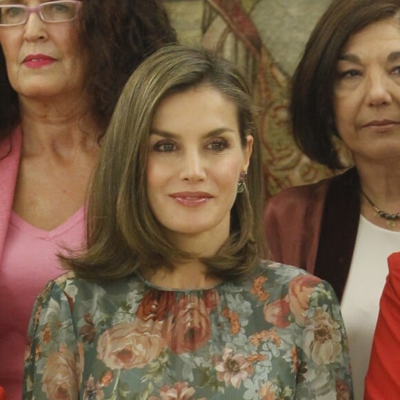 La reine Letizia d'Espagne, vêtue d'une toute nouvelle robe Zara, lors d'audiences au palais de la Zarzuela le 17 octobre 2017 à Madrid. L'épouse du roi Felipe VI a reçu successivement la Confédération des fédérations et associations de familles et femmes du monde rural et l'Alliance ibéro-américaine des maladies rares.