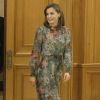 La reine Letizia d'Espagne, vêtue d'une toute nouvelle robe Zara, lors d'audiences au palais de la Zarzuela le 17 octobre 2017 à Madrid. L'épouse du roi Felipe VI a reçu successivement la Confédération des fédérations et associations de familles et femmes du monde rural et l'Alliance ibéro-américaine des maladies rares.