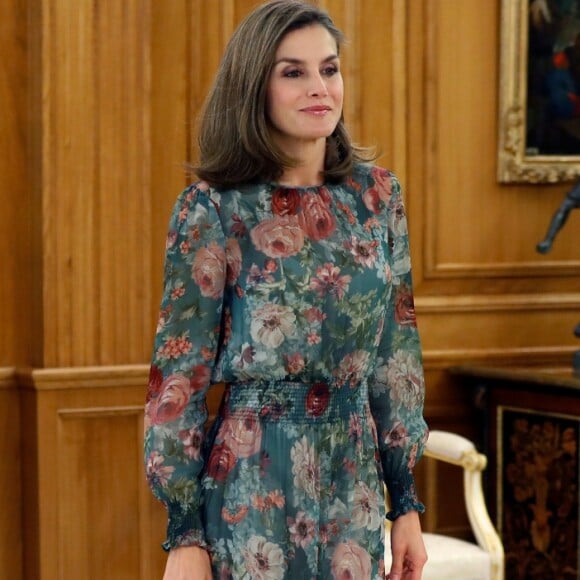 La reine Letizia d'Espagne, vêtue d'une toute nouvelle robe Zara, lors d'audiences au palais de la Zarzuela le 17 octobre 2017 à Madrid. L'épouse du roi Felipe VI a reçu successivement la Confédération des fédérations et associations de familles et femmes du monde rural et l'Alliance ibéro-américaine des maladies rares.