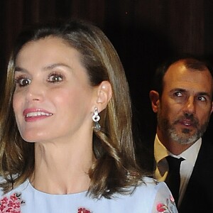 La reine Letizia d'Espagne, superbe dans une robe à fleurs Carolina Herrera, lors de l'inauguration du nouveau Palais des Congrès de Palma de Majorque le 25 septembre 2017.