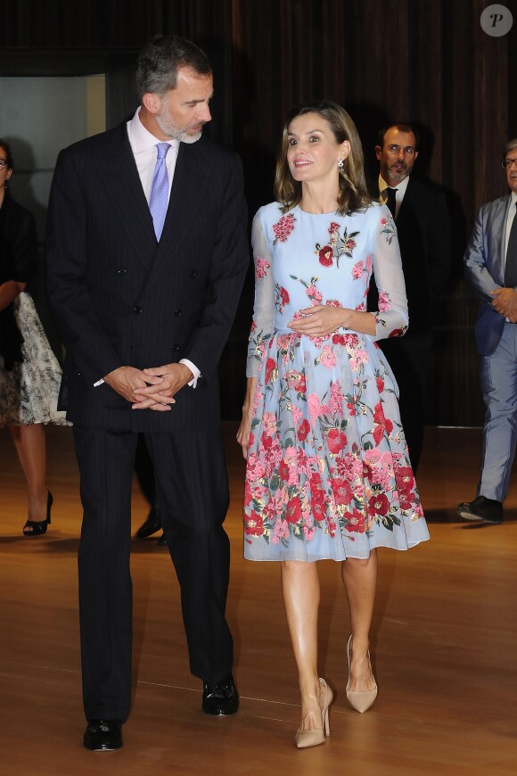 La reine Letizia d'Espagne, superbe dans une robe à fleurs Carolina Herrera, lors de l'inauguration du nouveau Palais des Congrès de Palma de Majorque le 25 septembre 2017.