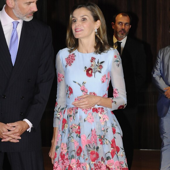 La reine Letizia d'Espagne, superbe dans une robe à fleurs Carolina Herrera, lors de l'inauguration du nouveau Palais des Congrès de Palma de Majorque le 25 septembre 2017.