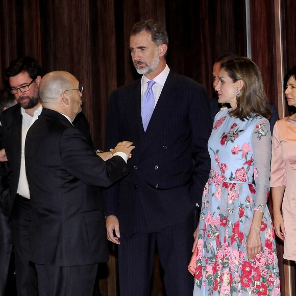 La reine Letizia d'Espagne, superbe dans une robe à fleurs Carolina Herrera, lors de l'inauguration du nouveau Palais des Congrès de Palma de Majorque le 25 septembre 2017.