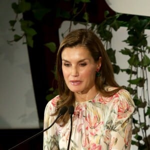 La reine Letizia d'Espagne (robe à fleurs Zara d'une ancienne collection) à une conférence lors de la Journée mondiale de la recherche contre le cancer à Madrid le 22 septembre 2017.