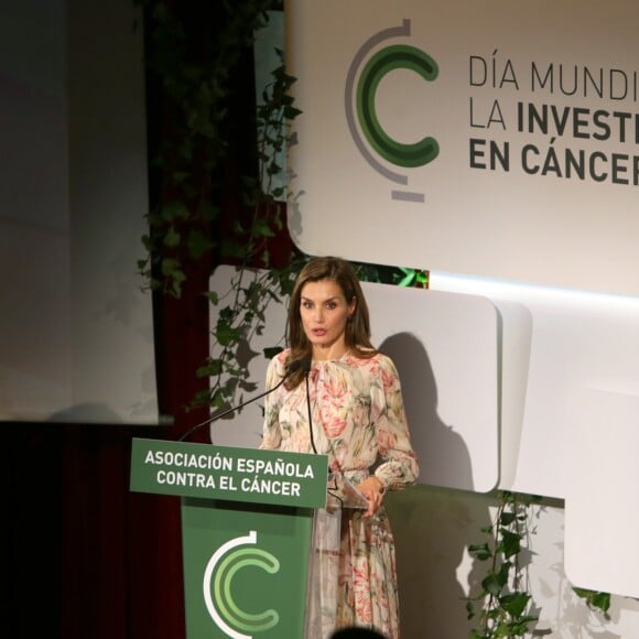 La reine Letizia d'Espagne (robe à fleurs Zara d'une ancienne collection) à une conférence lors de la Journée mondiale de la recherche contre le cancer à Madrid le 22 septembre 2017.