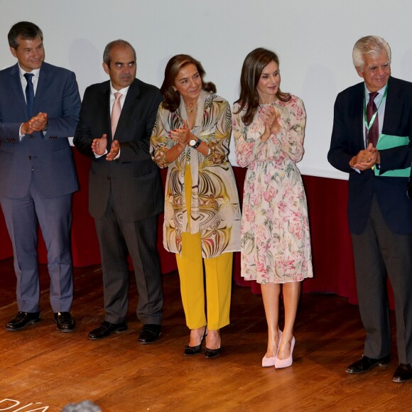 La reine Letizia d'Espagne (robe à fleurs Zara d'une ancienne collection) à une conférence lors de la Journée mondiale de la recherche contre le cancer à Madrid le 22 septembre 2017.