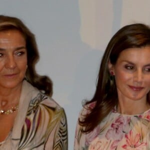 La reine Letizia d'Espagne (robe à fleurs Zara d'une ancienne collection) à une conférence lors de la Journée mondiale de la recherche contre le cancer à Madrid le 22 septembre 2017.