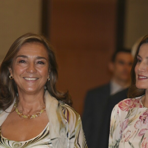 La reine Letizia d'Espagne (robe à fleurs Zara d'une ancienne collection) à une conférence lors de la Journée mondiale de la recherche contre le cancer à Madrid le 22 septembre 2017.