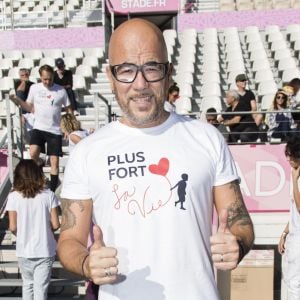 Pascal Obispo - Pour la 12e année consécutive, l'association "Plus fort la vie" créée par Jean-Claude Darmon a organisé un match de football en présence de nombreuses personnalités au stade Jean-Bouin à Paris, le 15 octobre 2017. Ce match, soutenu par de nombreux sponsors, a permis une très belle recette qui viendra en aide aux enfants de l'association. © Pierre Perusseau/Bestimage