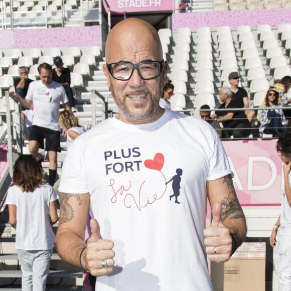 Pascal Obispo - Pour la 12e année consécutive, l'association "Plus fort la vie" créée par Jean-Claude Darmon a organisé un match de football en présence de nombreuses personnalités au stade Jean-Bouin à Paris, le 15 octobre 2017. Ce match, soutenu par de nombreux sponsors, a permis une très belle recette qui viendra en aide aux enfants de l'association. © Pierre Perusseau/Bestimage