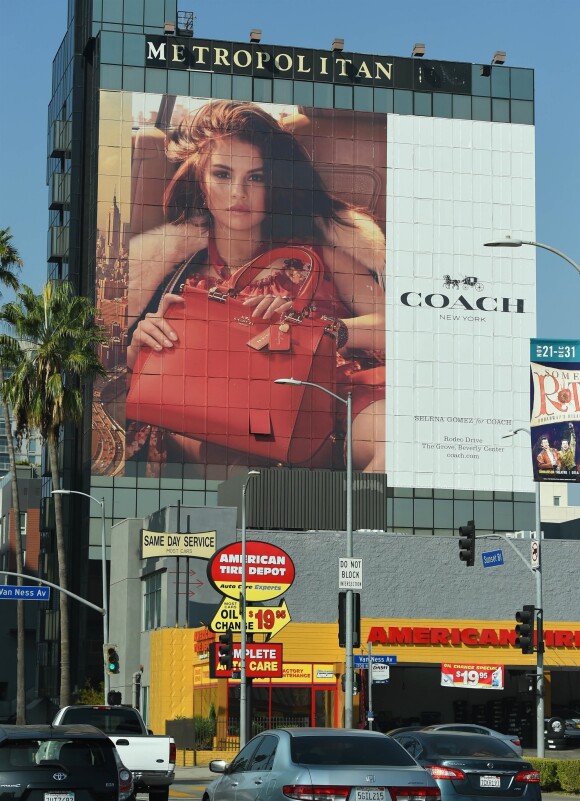 Affiche publicitaire de Selena Gomez pour la marque de sacs Coach à Los Angeles, le 13 octobre 2017  A huge billboard is spotted on display off Sunset Boulevard in Los Angeles. Singer and actress Selena Gomez poses for the latest campaign for designer label Coach. 13th october 201713/10/2017 - Los Angeles