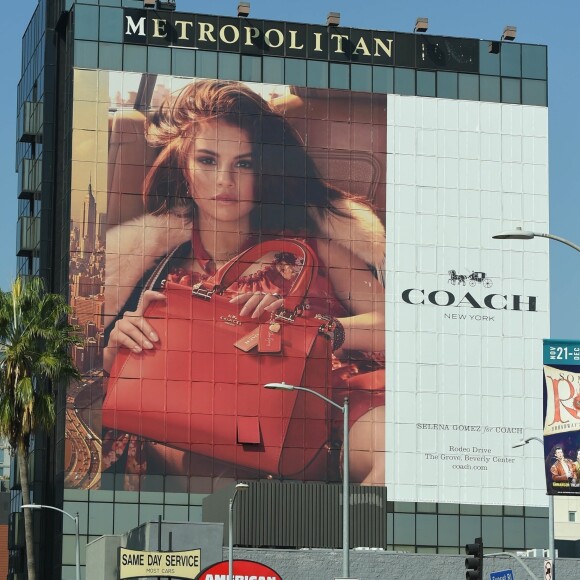 Affiche publicitaire de Selena Gomez pour la marque de sacs Coach à Los Angeles, le 13 octobre 2017  A huge billboard is spotted on display off Sunset Boulevard in Los Angeles. Singer and actress Selena Gomez poses for the latest campaign for designer label Coach. 13th october 201713/10/2017 - Los Angeles