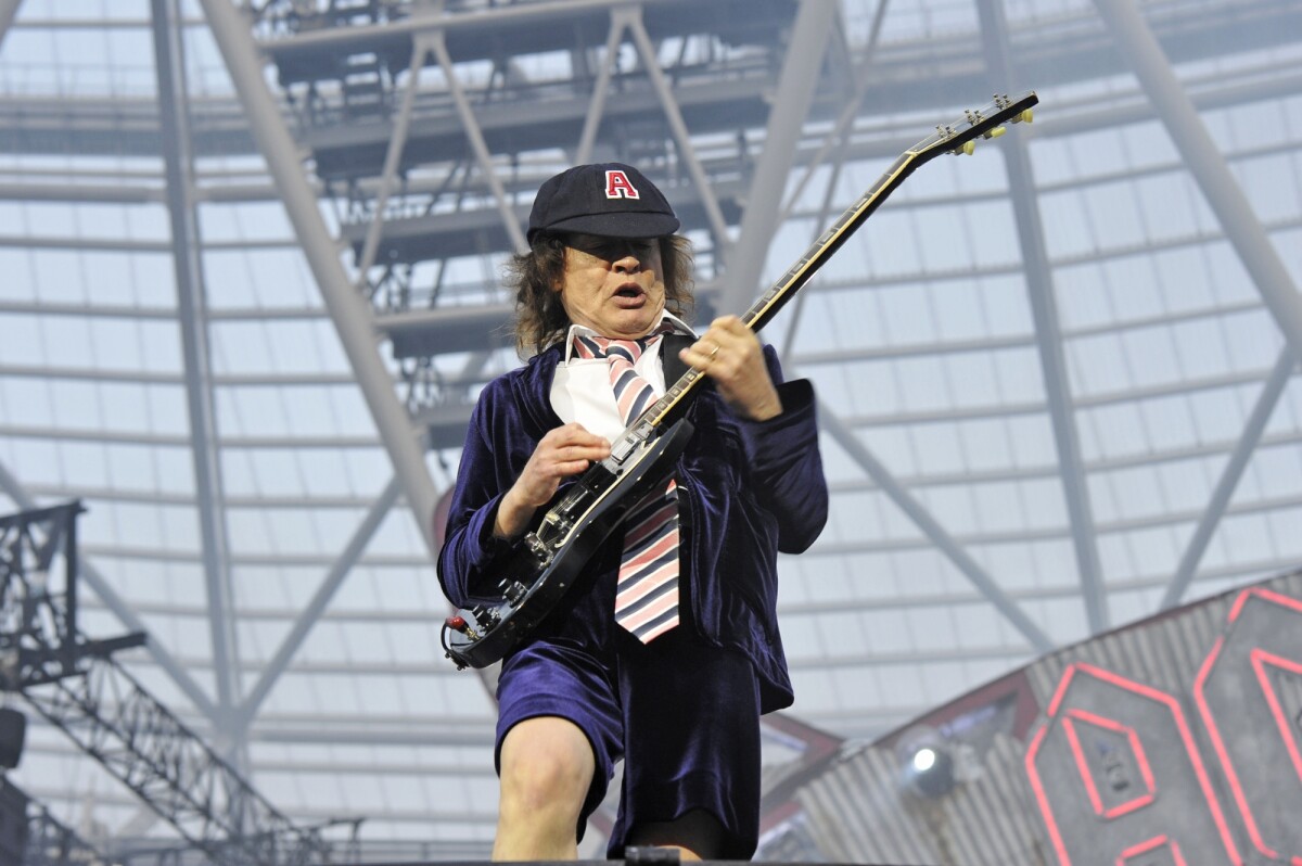 Photo : Angus Young en concert avec AC/DC au Queen Elizabeth Olympic ...