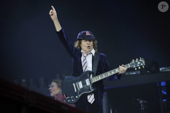Angus Young en concert avec AC/DC au Queen Elizabeth Olympic Park à Londres, le 4 juin 2016