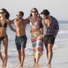 Exclusif - Izabel Goulart passe du bon temps avec des amis sur la plage de Comporta au Portugal, le 6 octobre 2017.