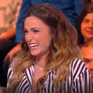 Capucine Anav huée par le public de "Touche pas à mon poste" (C8) après une blague sur le passage en prison de Nabilla, lundi 23 octobre 2017.