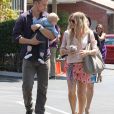 Josh Duhamel et Fergie emmènent leur fils Axl à l'église pour Pâques à Brentwood, le 20 avril 2014.