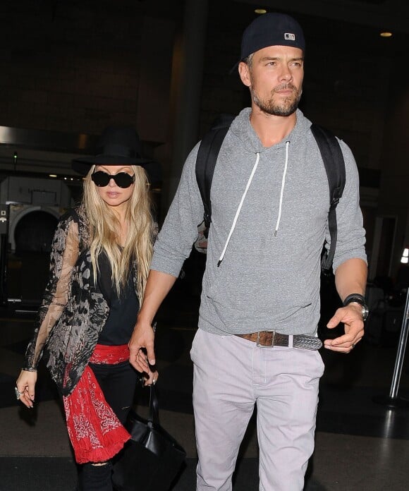 Fergie et son mari Josh Duhamel arrivent à l'aéroport de Los Angeles, en provenance de New York. Le 11 juin 2014.