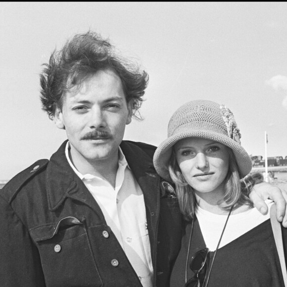 ARCHIVES - RENDEZ VOUS AVEC PATRICK DEWAERE ET SA COMPAGNE BARBARA ANOUILH SUR LA PLAGE DE DEAUVILLE LORS DU FESTIVAL DU FILM EN 1976 00/09/1976 - Deauville