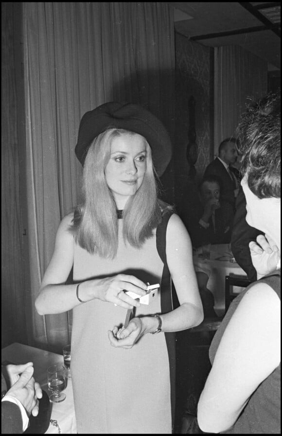Catherine Deneuve lors d'une soirée à Paris en 1968