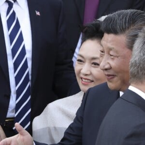 Emmanuel Macron, Brigitte Macron (Trogneux), Xi Jinping, sa femme Peng Liyuan - Photo de famille des participants du sommet du G20 et de leurs conjoints avant un concert à l'Elbphilharmonie à Hambourg, le 7 juillet 2017. © Ludovic Marin/Pool/Bestimage