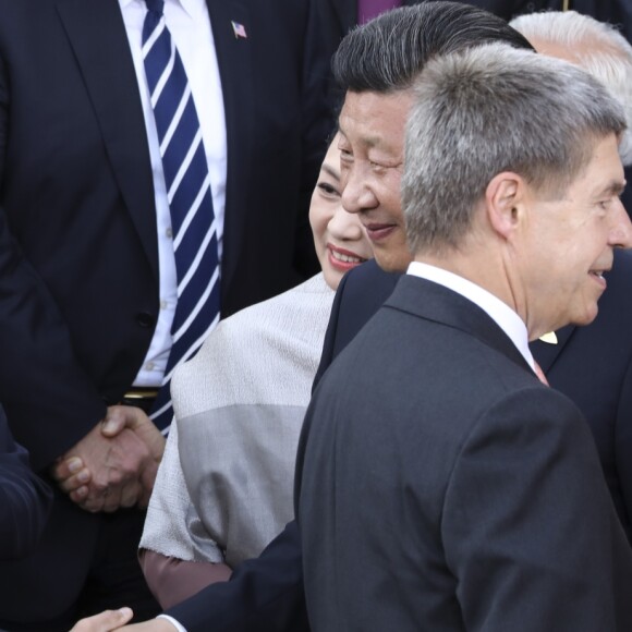 Emmanuel Macron, Brigitte Macron (Trogneux), Xi Jinping, sa femme Peng Liyuan, Melania Trump, son mari Donald Trump et Joachim Sauer - Photo de famille des participants du sommet du G20 et de leurs conjoints avant un concert à l'Elbphilharmonie à Hambourg, le 7 juillet 2017. © Ludovic Marin/Pool/Bestimage